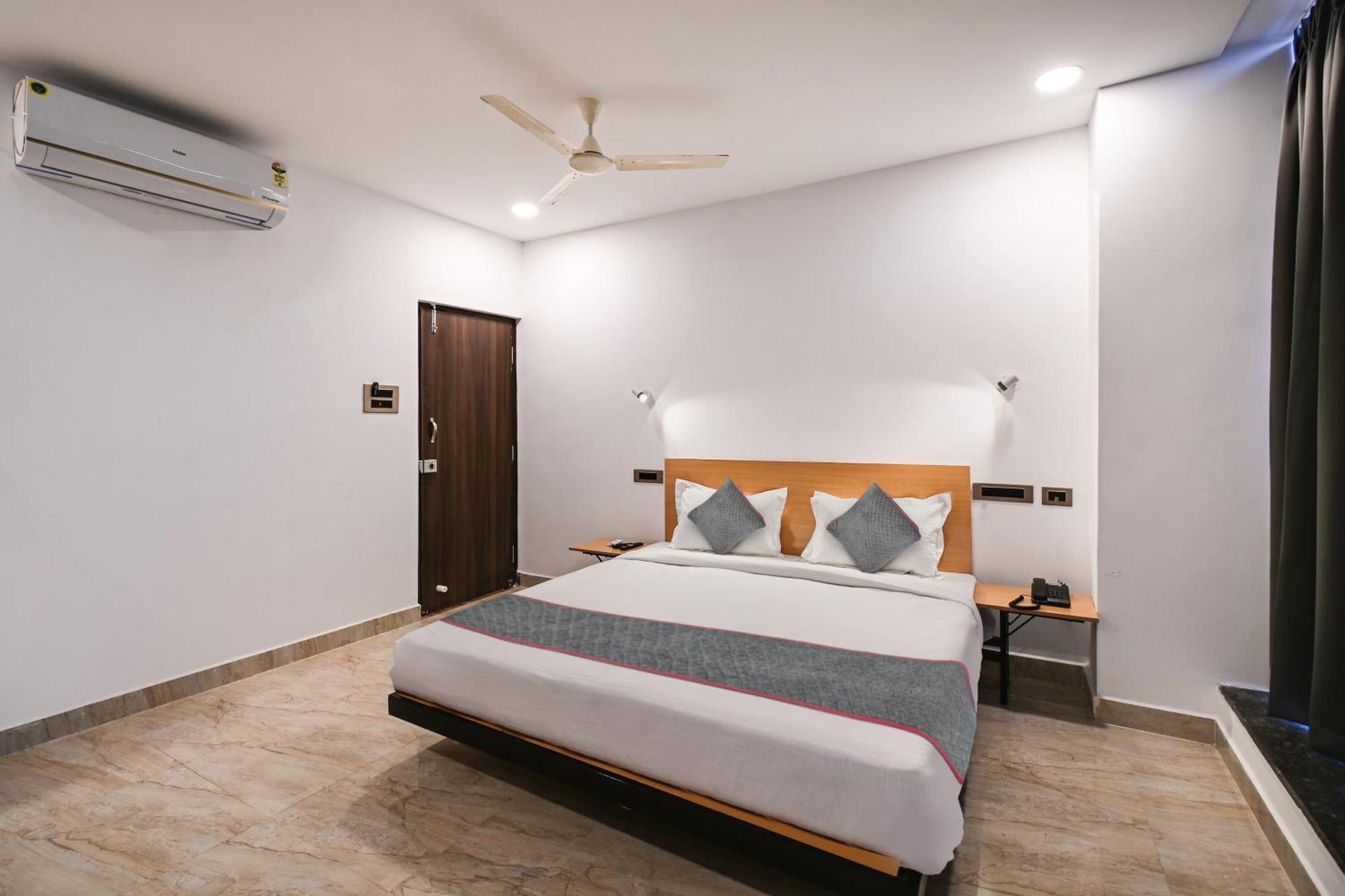 Super Townhouse De Alphabet Karmanghat Hyderabad Eksteriør billede