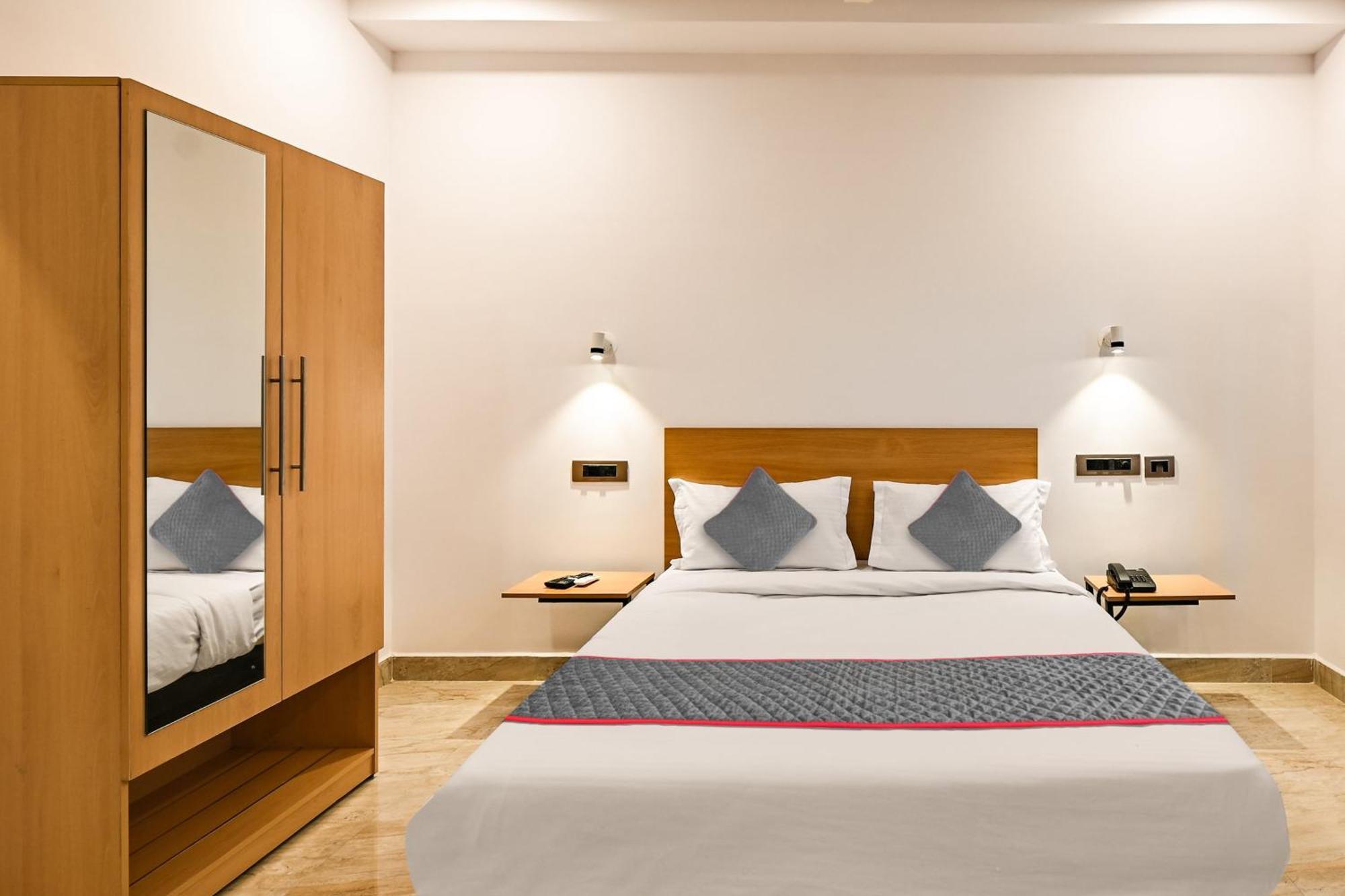 Super Townhouse De Alphabet Karmanghat Hyderabad Eksteriør billede