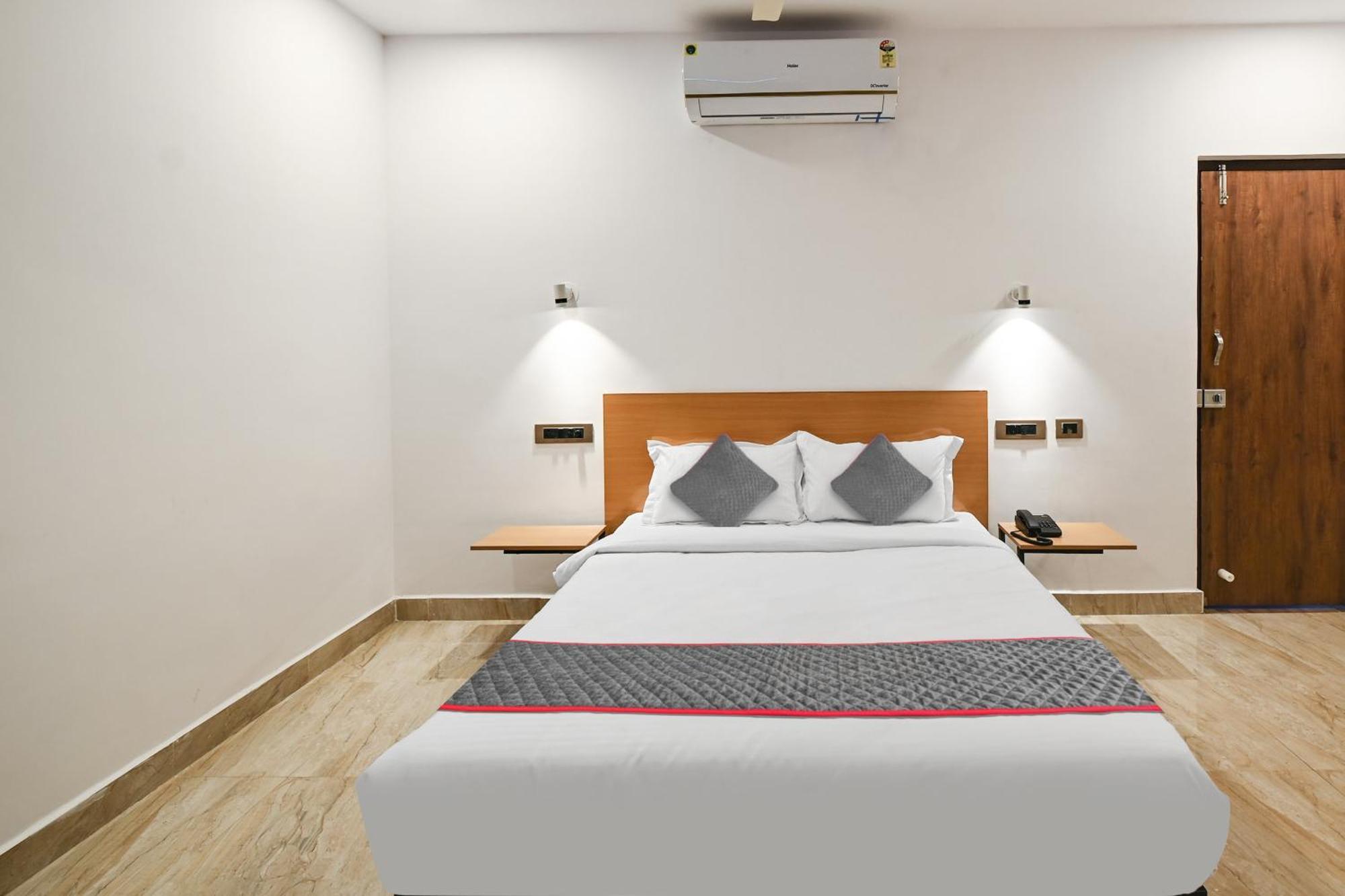 Super Townhouse De Alphabet Karmanghat Hyderabad Eksteriør billede