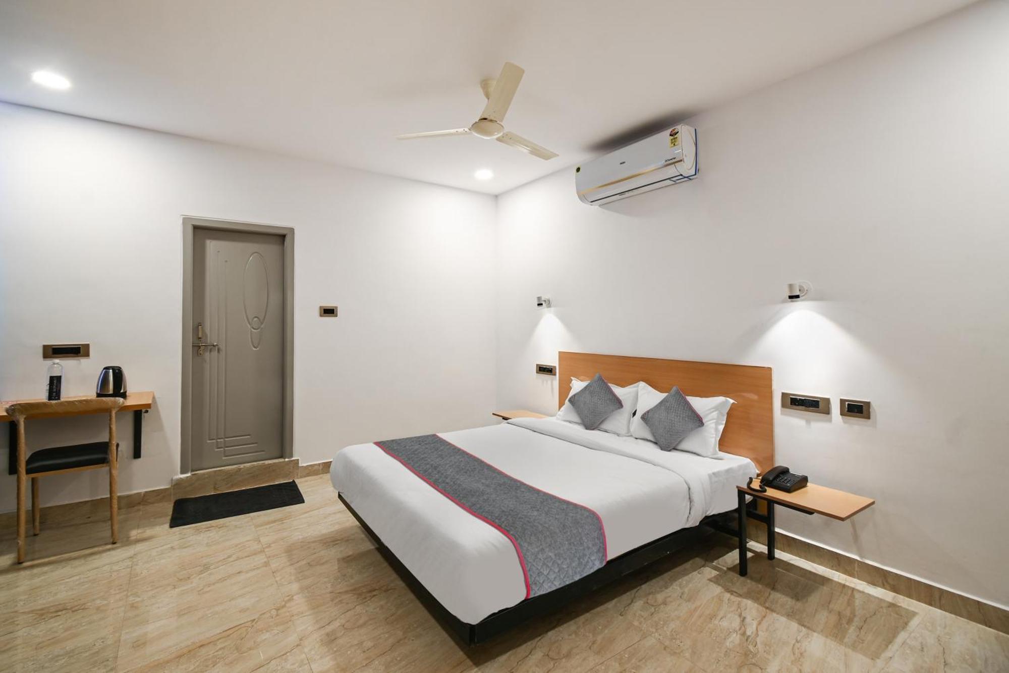 Super Townhouse De Alphabet Karmanghat Hyderabad Eksteriør billede